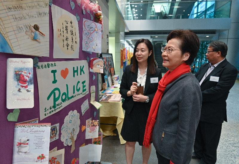 The Chief Executive, Mrs Carrie Lam, today (December 31) visited the Police Headquarters in Wan Chai. Photo shows Mrs Lam (second right) viewing the greeting cards received by the Police from members of the public.