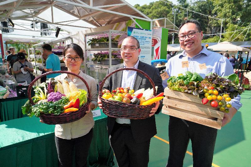 The three-day FarmFest 2020 is being held at Fa Hui Park in Mong Kok from today (January 3) to January 5 to showcase a variety of local agricultural and fisheries products and other related goods. Photo shows (from left) the Agricultural Officer (Horticulture) of the Agriculture, Fisheries and Conservation Department, Ms Mon Wong; the Chairman of the Organising Committee of FarmFest, Dr Eric Lau; and the Agricultural Management Officer (Agro-technology) of the Agriculture, Fisheries and Conservation Department, Dr Wong Ho-wan, showcasing local agricultural products.