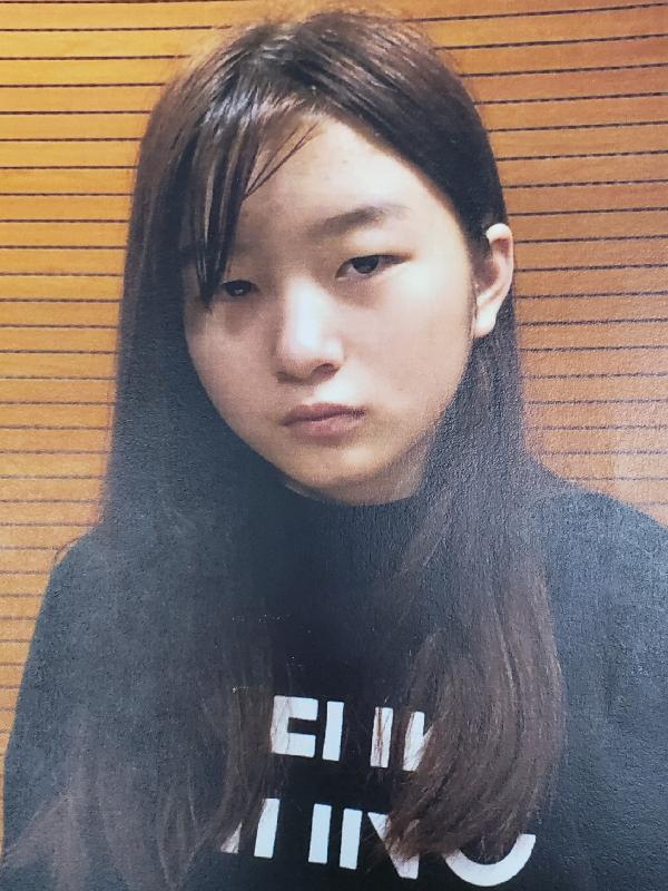 Su Xiaoting, aged 14, is about 1.7 metres tall, 43 kilograms in weight and of thin build. She has a long face with yellow complexion and long straight black hair. She was last seen wearing a black shirt, black short jeans and black and white sports shoes.