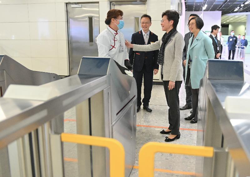 The Chief Executive, Mrs Carrie Lam, today (January 3) visited the West Kowloon Station of the Guangzhou-Shenzhen-Hong Kong Express Rail Link to inspect the prevention measures adopted at the boundary control point in response to the cluster of pneumonia cases detected in Wuhan, Hubei Province. Photo shows Mrs Lam (second right), accompanied by the Secretary for Food and Health, Professor Sophia Chan (first right), inspecting the enhanced cleaning work adopted by the MTR Corporation in response to the recent situation.