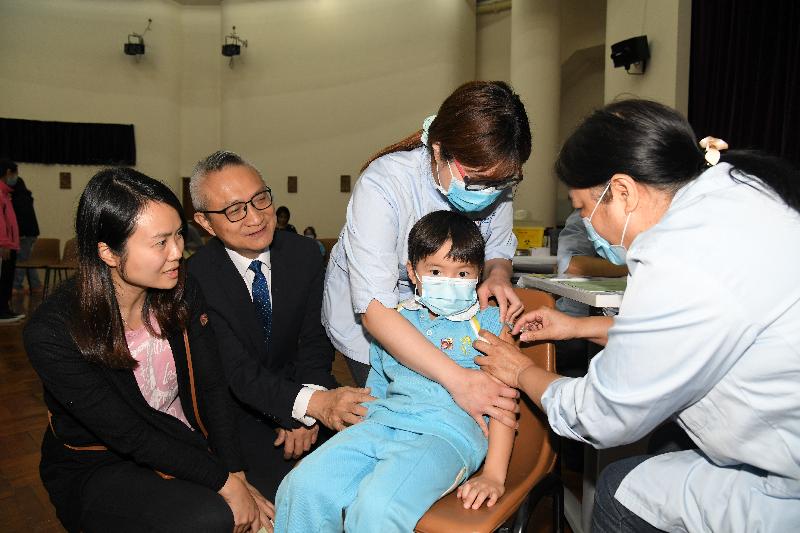 食物及衞生局副局長徐德義醫生（左二）今日（一月八日）到天主教領報幼稚園，了解學童在校內接種流感疫苗的情況。