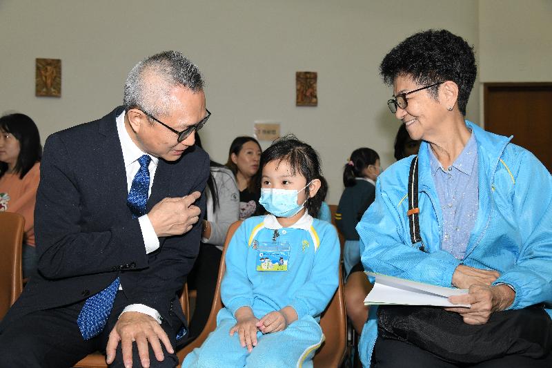 食物及卫生局副局长徐德义医生（左）今日（一月八日）到天主教领报幼稚园，了解学童在校内接种流感疫苗的情况，并听取家长对学校外展计划的意见。