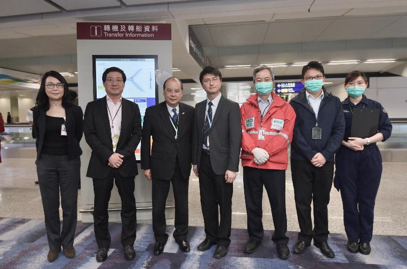 The Chief Secretary for Administration, Mr Matthew Cheung Kin-chung, today (January 8) visited Hong Kong International Airport to inspect the prevention and control measures adopted in response to the cluster of pneumonia cases detected in Wuhan, Hubei Province. Mr Cheung (third left) is pictured with the Chief Executive Officer of the Airport Authority Hong Kong, Mr Fred Lam (second left); the Chief Port Health Officer of the Centre for Health Protection of the Department of Health, Dr Leung Yiu-hong (fourth right); the Executive Director, Airport Operations, of the Airport Authority Hong Kong, Mrs Vivian Cheung (first left); and medical staff.