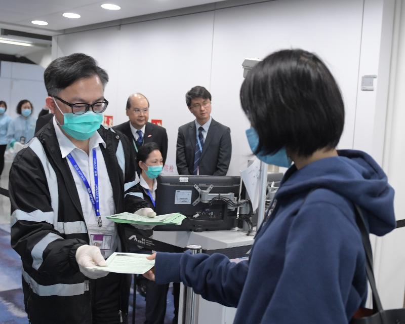 The Chief Secretary for Administration, Mr Matthew Cheung Kin-chung, today (January 8) visited Hong Kong International Airport to inspect the prevention and control measures adopted in response to the cluster of pneumonia cases detected in Wuhan, Hubei Province. Photo shows Mr Cheung (third row, second right) and the Chief Port Health Officer of the Centre for Health Protection of the Department of Health, Dr Leung Yiu-hong (third row, first right), observing the enforcement of prevention and control measures at the airport.