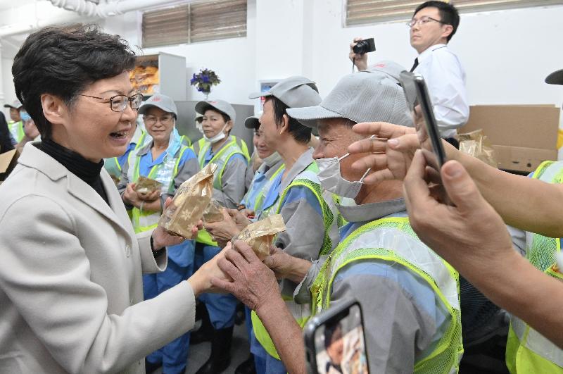 The Chief Executive, Mrs Carrie Lam, visited the Food and Environmental Hygiene Department's contract cleaning workers working in Mong Kok today (January 8), expressing her gratitude for their hard work and relentless efforts for Hong Kong. Photo shows Mrs Lam (first left) presenting them with cookies.