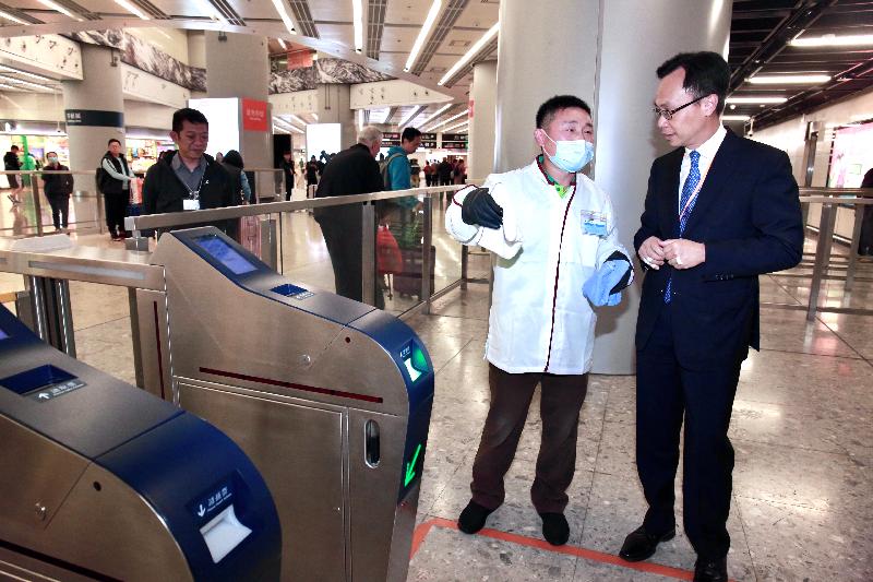 The Secretary for Constitutional and Mainland Affairs, Mr Patrick Nip, today (January 9) inspected prevention and control measures at West Kowloon Station of the Guangzhou-Shenzhen-Hong Kong Express Rail Link. Picture shows Mr Nip (first right) viewing the beefed-up cleaning and disinfection arrangements adopted by the MTR Corporation at the ticketing concourse as a result of the cluster of pneumonia cases detected in Wuhan.