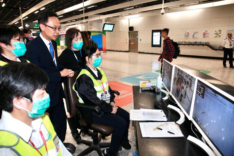 The Secretary for Constitutional and Mainland Affairs, Mr Patrick Nip, today (January 9) inspected prevention and control measures at West Kowloon Station of Guangzhou-Shenzhen-Hong Kong Express Rail Link. Picture shows Mr Nip (third right) being briefed by staff members of the Centre for Health Protection on enhanced monitoring of body temperature of incoming visitors in response to the cluster of pneumonia cases detected in Wuhan.