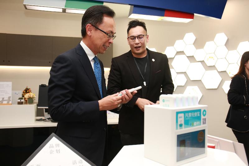 The Secretary for Constitutional and Mainland Affairs, Mr Patrick Nip, visited the  Tianhe Hong Kong and Macau Youth Association headquarters in Guangzhou today (January 9). Photo shows Mr Nip (first left) exchanging views with a Hong Kong young entrepreneur stationed in the innovation and entrepreneurial base and viewing the products produced by Hong Kong companies there.