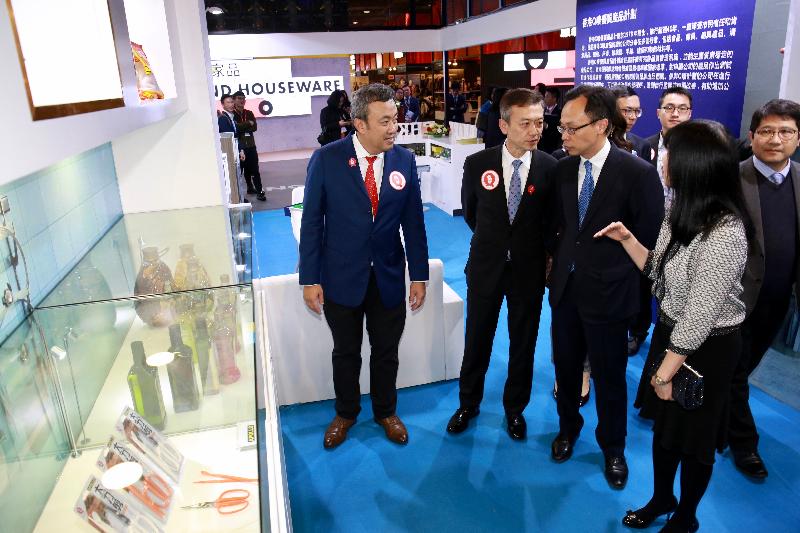 The Secretary for Constitutional and Mainland Affairs, Mr Patrick Nip, attended "Chic HK", a major promotional event organised by the Hong Kong Trade Development Council, in Guangzhou today (January 9). Photo shows Mr Nip (front row, second right) exchanging views with representatives of Hong Kong enterprises on their developments in the Mainland.