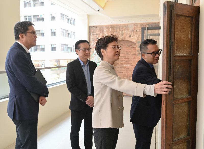 The Chief Executive, Mrs Carrie Lam, visited the Urban Renewal Authority's (URA) preservation-revitalisation project 618 Shanghai Street in Mong Kok and Peel Street/Graham Street Development Scheme in Central respectively this morning (January 9) to learn more about their latest developments. Photo shows Mrs Lam (second right), accompanied by the Secretary for Development, Mr Michael Wong (first left), and the Managing Director of the URA, Mr Wai Chi-sing (second left), learning about ways to preserve the architectural features of old tenement buildings.
