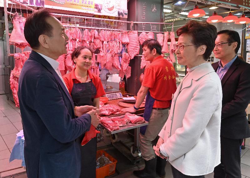 The Chief Executive, Mrs Carrie Lam, visited the Urban Renewal Authority's (URA) preservation-revitalisation project 618 Shanghai Street in Mong Kok and Peel Street/Graham Street Development Scheme in Central respectively this morning (January 9) to learn more about their latest developments. Photo shows Mrs Lam (second right) speaking with a shop owner in the Graham Market.

