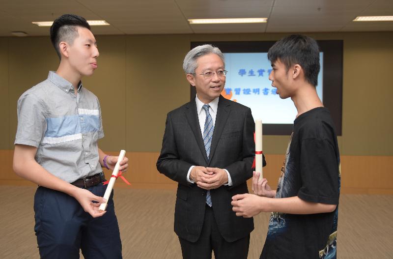 The Secretary for the Civil Service, Mr Joshua Law, today (January 13) presented certificates to students of the Shine Skills Centre who completed a government internship programme for students with disabilities last month. Photo shows Mr Law (centre) listening as intern students Mr Elvis Wong (right) and Mr Hugo Choi (left) talk about their learning experience. 
