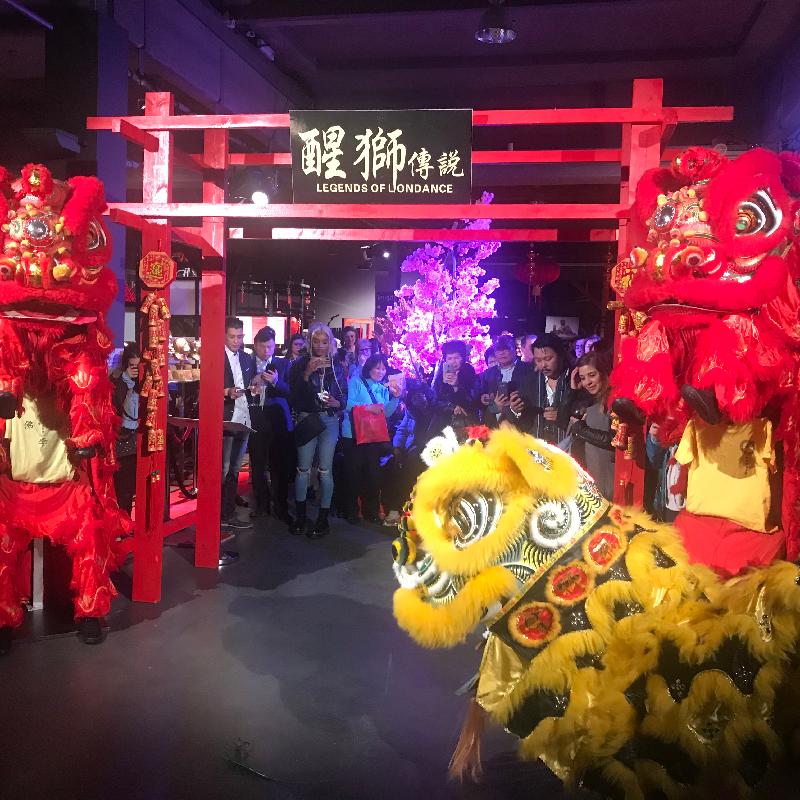 多姿多彩的《舞獅傳奇》展覽於一月十一日至二月二日（安特衞普時間）在比利時安特衞普舉行，展示香港的傳統文化和工藝，並慶祝中國農曆新年。圖示開幕典禮上的舞獅表演。
