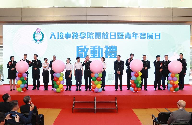 The Director of Immigration, Mr Tsang Kwok-wai (eighth left), officiated at the launching ceremony of the Immigration Service Institute of Training and Development Open Day cum Youth Development Day in the company of directorate officers and members of the Immigration Department Youth Leaders on January 7.
