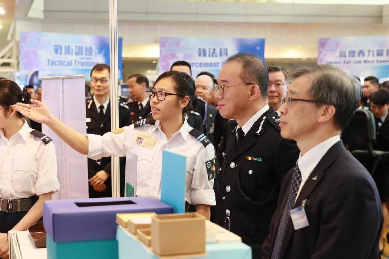 The Chairman of the Hong Kong Council for Accreditation of Academic and Vocational Qualifications, Dr Alex Chan (first right), in the company of the Director of Immigration, Mr Tsang Kwok-wai (second right), visits the game booth prepared for the Immigration Service Institute of Training and Development Open Day cum Youth Development Day by members of the Immigration Department Youth Leaders on January 7.

