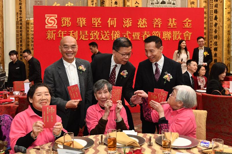 The Director of Social Welfare, Mr Gordon Leung (back row, centre), attended the annual lai see packet distribution ceremony and Lunar New Year celebration party of the Tang Shiu Kin and Ho Tim Charitable Fund today (January 13). Photo shows Mr Leung chatting with elderly participants at the event.