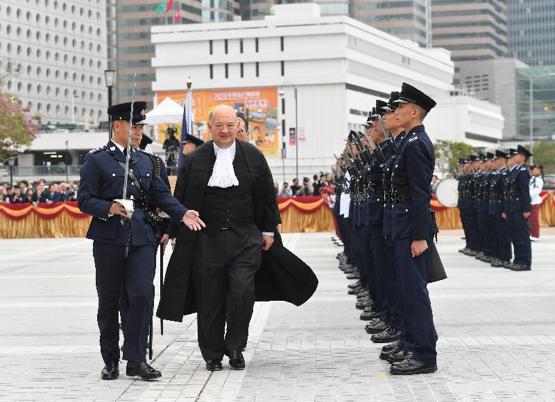 終審法院首席法官馬道立今日（一月十三日）主持二○二○年法律年度開啟典禮，並於愛丁堡廣場檢閱香港警察儀仗隊。