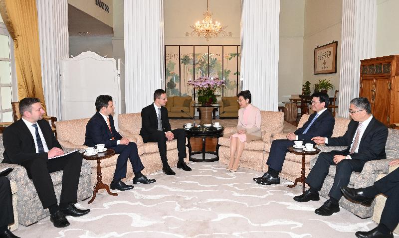 The Chief Executive, Mrs Carrie Lam (third right), accompanied by the Secretary for Commerce and Economic Development, Mr Edward Yau (second right), and the Secretary for Financial Services and the Treasury, Mr James Lau (first right), meets the Minister of Foreign Affairs and Trade of Hungary, Mr Péter Szijjártó (third left), at Government House at noon today (January 13).
