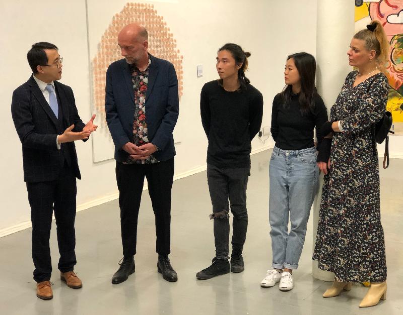 (From left) The Director of the HKETO Berlin, Mr Bill Li, speaking with IAM co-founder, Mr Martin Müller; the Hong Kong artists Mr Tang Pak Hin and Ms Liu Shiyan; and IAM co-founder, Ms Anne Müller, at the opening ceremony of the art exhibition on January 10 (Berlin time).