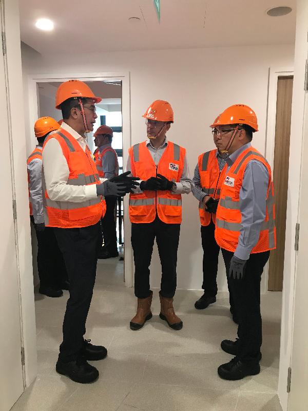 The Secretary for Development, Mr Michael Wong, today (January 14) visited a private high-rise development project adopting the modular integrated construction method. Photo shows Mr Wong (first left) and the Permanent Secretary for Development (Works), Mr Lam Sai-hung (first right), visiting module units with basic interior fitting-out completed.