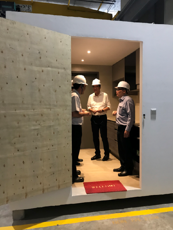 The Secretary for Development, Mr Michael Wong, today (January 14) visited an integrated construction and prefabrication hub to observe how different processes of manufacturing prefabricated construction units are consolidated in a single multi-storey factory to optimise land use. Photo shows Mr Wong (centre) and the Permanent Secretary for Development (Works), Mr Lam Sai-hung (right), visiting a prefabrication kitchen unit with the installation of kitchenware completed.