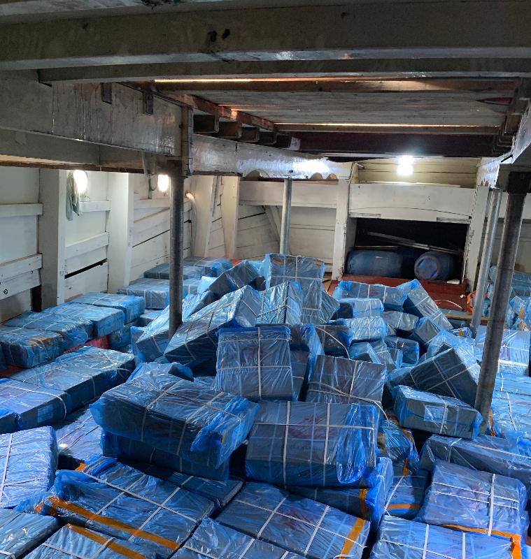 香港海关一月十二日在横澜岛水域侦破一宗涉嫌利用渔船走私案件，检获约一百二十公吨怀疑走私急冻牛肉，估计市值约四百七十万元。