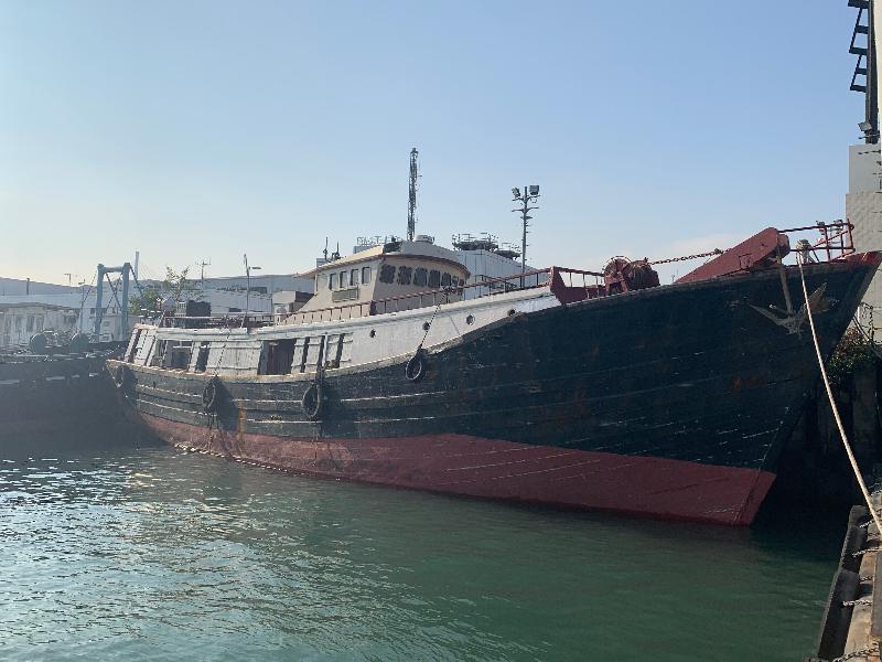 香港海关一月十二日在横澜岛水域侦破一宗涉嫌利用渔船走私案件，检获约一百二十公吨怀疑走私急冻牛肉，估计市值约四百七十万元。图示该艘涉案渔船。