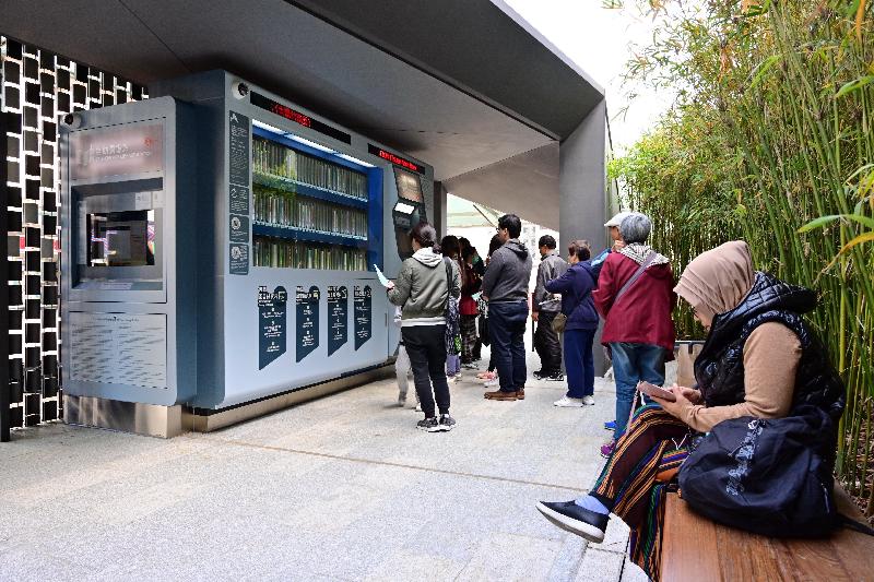 The Hong Kong Public Libraries of the Leisure and Cultural Services Department launched the third self-service library station today (January 15) in Tai Wai. The library station blends in with the neighbourhood by adopting a simple architectural style. It also includes a small landscaped garden to offer the public a relaxing and comfortable environment with seats for reading and resting.