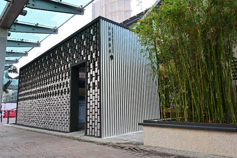The Hong Kong Public Libraries of the Leisure and Cultural Services Department launched the third self-service library station today (January 15) in Tai Wai. A bamboo motif is employed to represent the Chinese notion of books and reading. Extruded aluminium tiles in a bamboo shape are fixed on wires and arranged in different directions to create textures and colours, forming an interesting pattern.
