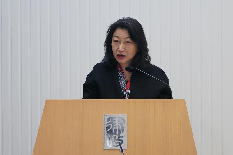 The Secretary for Justice, Ms Teresa Cheng, SC, attended the 45th Alexander Lecture of the Chartered Institute of Arbitrators today (January 16). Photo shows Ms Cheng delivering a speech entitled "The Search for Order within Chaos in the Evolution of ISDS". 