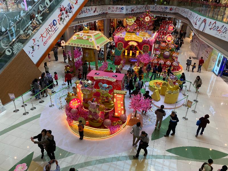 Shopping centres under the Hong Kong Housing Authority (HA) are setting up festive decorations to welcome the Year of the Rat. A variety of promotion activities will be held for shoppers to enjoy and celebrate the Lunar New Year. Photo shows six distinctive zones meticulously designed and set up for photo opportunities under the theme "Gates of Prosperity" at Domain, the HA's regional shopping centre in Yau Tong, Kowloon.