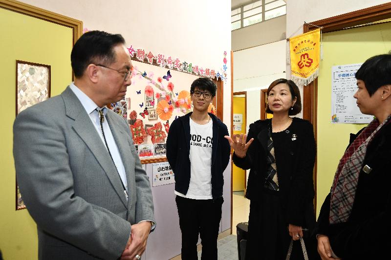 The Chief Executive Officer of St James' Settlement, Ms Josephine Lee (second right), introduces to the Secretary for Innovation and Technology, Mr Nicholas W Yang (first left), the operation of FOOD-CO, a food support collaborative platform, during their visit to Kowloon Women's Organisations Federation Lau Shun Man Fu Cheong Mutual Help Child Care Centre cum Women Services Centre today (January 17).