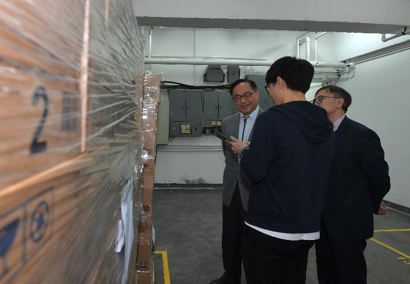 The Secretary for Innovation and Technology, Mr Nicholas W Yang (left), and the Under Secretary for Innovation and Technology, Dr David Chung (right), visit FOOD-CO's warehouse today (January 17) to learn more on the operation of the food support collaborative system.