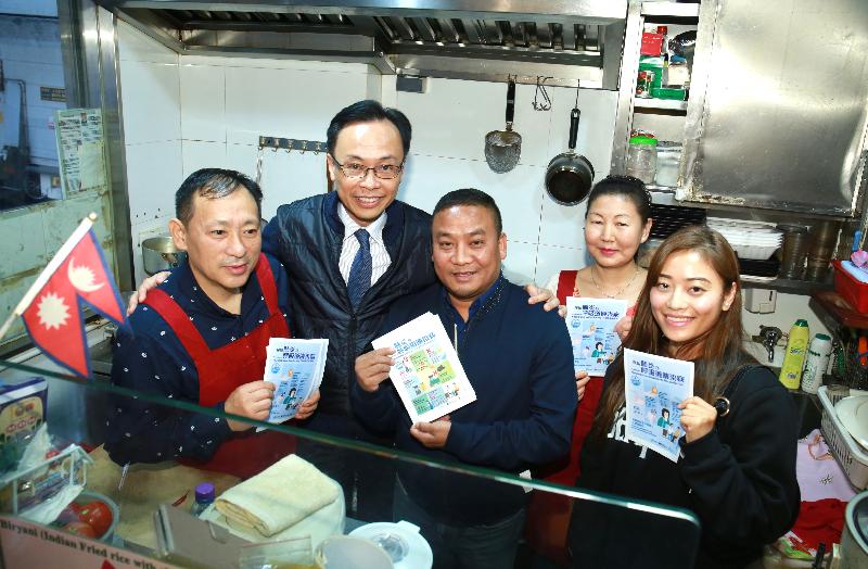 The Secretary for Constitutional and Mainland Affairs, Mr Patrick Nip (second left), shared with ethnic minorities (EMs) in Yau Tsim Mong district today (January 17) the latest information on the cluster of pneumonia cases detected in Wuhan. Photo shows Mr Nip during a visit to a restaurant run by EMs, where he distributed pamphlets to promote preventive measures.