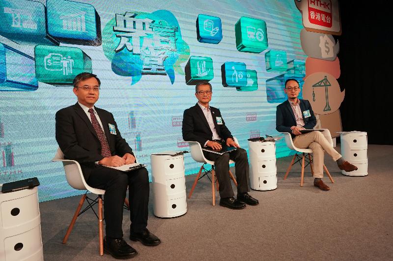 The Financial Secretary, Mr Paul Chan (centre), exchanges views on the budget consultation with the Associate Professor of the Hong Kong Baptist University's Department of Finance and Decision Sciences, Dr Billy Mak (left), at the "Voices from the Hall - Budget Consultation" forum organised by Radio 1 of Radio Television Hong Kong this morning (January 18). The programme host is Mr Jonathan Yip (right). 

