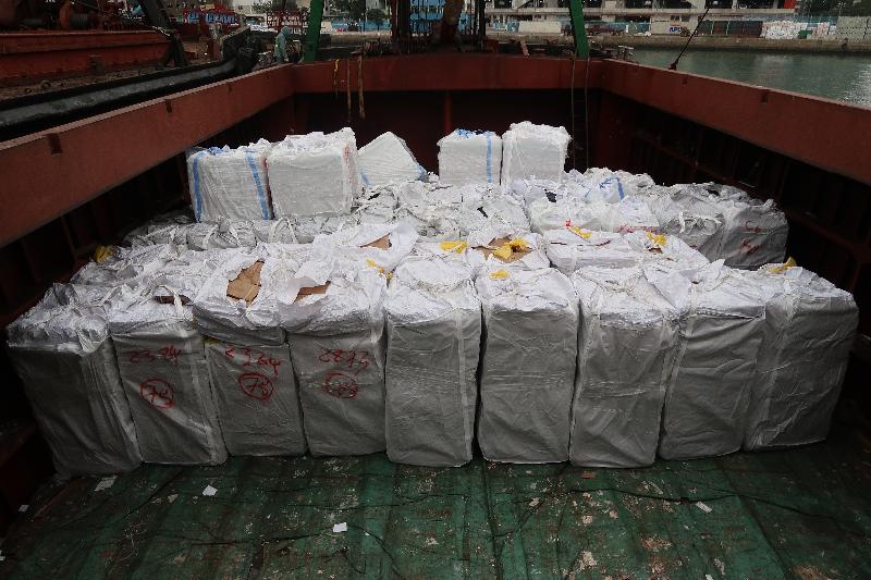 香港海关一月十七日进行反走私行动，在龙鼓洲对开海面侦破一宗涉嫌利用渔船、趸船及拖船走私的案件，检获约十四万六千公斤怀疑走私冻肉，估计市值约五百一十万元。图示部分在焌船上检获的怀疑走私冻肉。