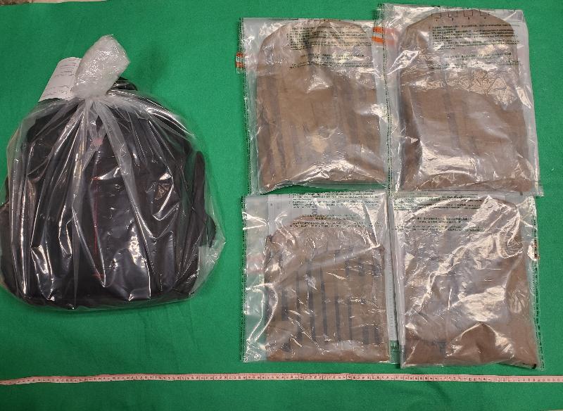 Hong Kong Customs yesterday (January 19) seized about 3 kilograms of suspected cocaine with an estimated market value of about $3.1 million at Hong Kong International Airport.