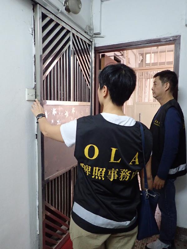 The Office of the Licensing Authority (OLA) of the Home Affairs Department stepped up enforcement actions against unlicensed guesthouses during the Christmas and New Year holidays. Photo shows OLA officers inspecting a suspected unlicensed guesthouse.