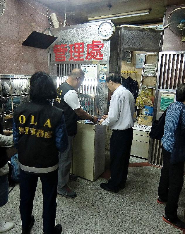 The Office of the Licensing Authority (OLA) of the Home Affairs Department stepped up enforcement actions against unlicensed guesthouses during the Christmas and New Year holidays. Photo shows OLA officers distributing leaflets to security personnel to appeal to them to report illegal guesthouses.