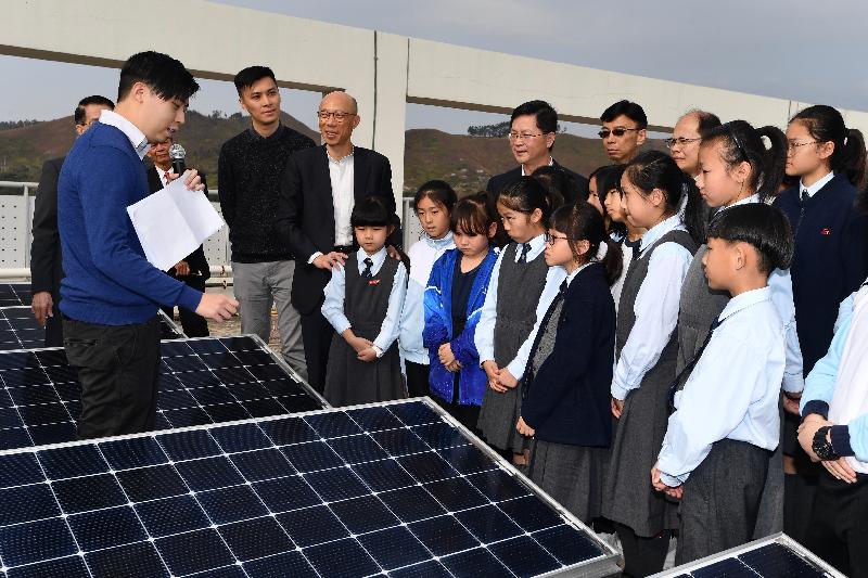 環境局局長黃錦星（左三）昨日（一月二十日）到訪上水鳳溪創新小學，視察位於學校天台的太陽能板，並聽取有關太陽能發電系統的環保元素及設計概念的簡介。