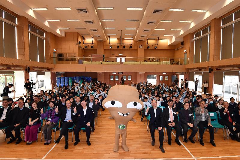 The Secretary for the Environment, Mr Wong Kam-sing, visited Fung Kai Innovative School in Sheung Shui yesterday (January 20) to understand the operation of solar energy generation systems in the first batch of schools participating in Solar Harvest. Picture shows Mr Wong (front row, fifth right) with guests as well as teachers and students of the school.