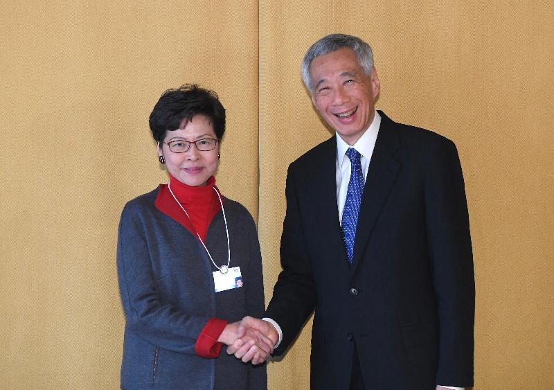 行政長官林鄭月娥今日（達沃斯時間一月二十一日）在瑞士達沃斯出席世界經濟論壇年會。圖示林鄭月娥（左）與新加坡總理李顯龍（右）會面。
