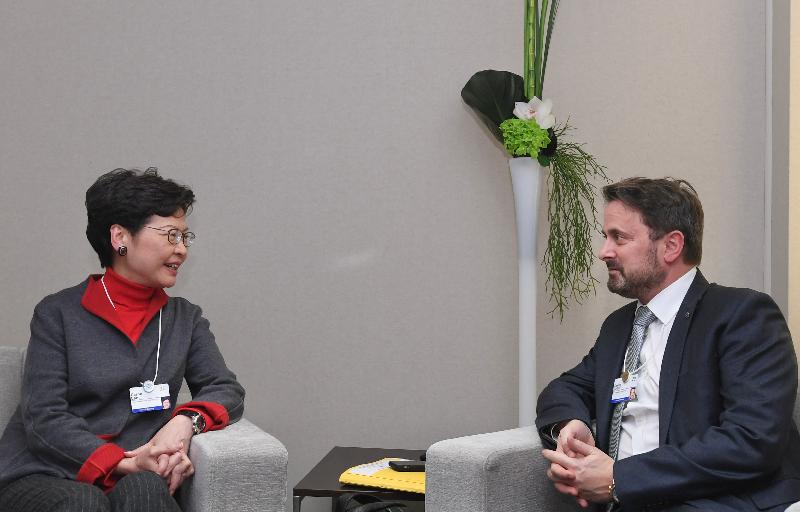 行政長官林鄭月娥今日（達沃斯時間一月二十一日）在瑞士達沃斯出席世界經濟論壇年會。圖示林鄭月娥（左）與盧森堡首相貝特爾（右）會面。