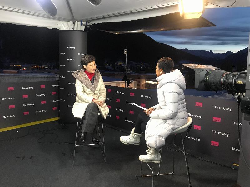 行政長官林鄭月娥今日（達沃斯時間一月二十一日）在瑞士達沃斯出席世界經濟論壇年會。圖示林鄭月娥（左）接受國際媒體訪問。