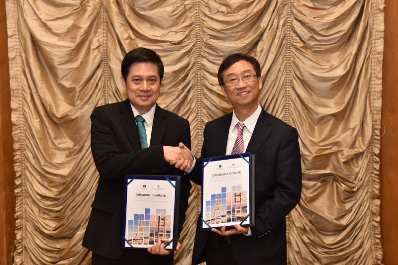 金融管理局高级助理总裁刘应彬（右）及泰国中央银行副行长Mathee Supapongse（左）今日（一月二十二日）公布就央行数码货币于跨境支付应用发表联合研究报告。