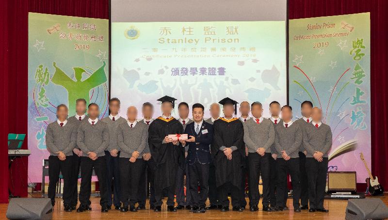 Persons in custody at Stanley Prison of the Correctional Services Department were presented with educational certificates at a ceremony today (January 22). Photo shows the officiating guest, the Chairman of the Board of Directors of Yan Chai Hospital, Mr Vincent Wong, presenting the certificates to persons in custody.