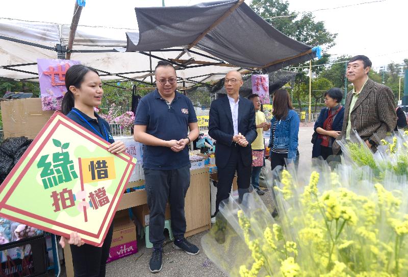 The Secretary for the Environment, Mr Wong Kam-sing (third left), and the Chairman of the Environmental Campaign Committee, Professor Joseph Sung (first right), visited the Green Lunar New Year Fair at Fa Hui Park, Mong Kok yesterday (January 22). They called on stall operators and members of the public to support green initiatives by conserving resources and reducing waste.