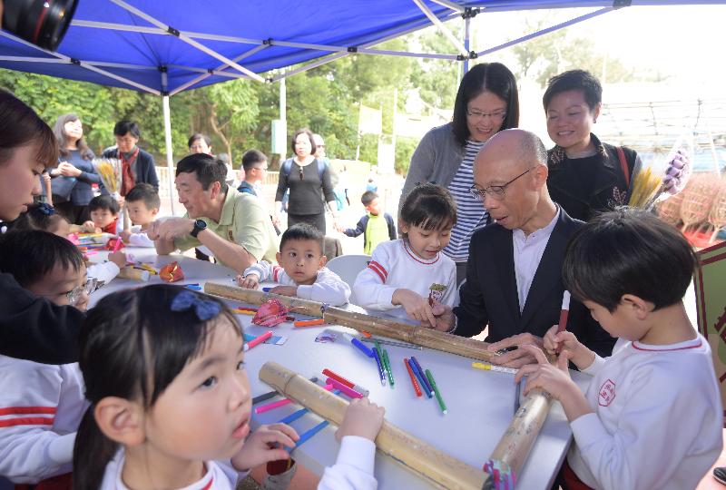The Secretary for the Environment, Mr Wong Kam-sing (third right), and the Chairman of the Environmental Campaign Committee, Professor Joseph Sung (seventh right), yesterday (January 22) made environmental-friendly handicrafts with children in an education and promotional booth at the Green Lunar New Year Fair.