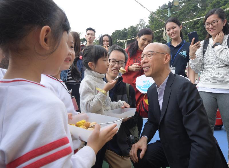 The Secretary for the Environment, Mr Wong Kam-sing (third right), yesterday (January 22) shared with children the ideas of a "food wise culture" and "use less, waste less" at the Green Lunar New Year Fair at Fa Hui Park, Mong Kok.