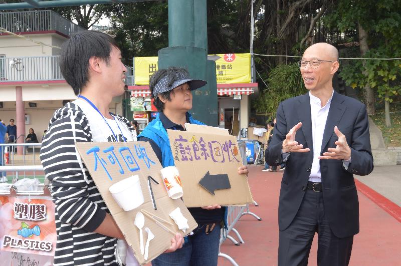 The Secretary for the Environment, Mr Wong Kam-sing (first right), yesterday (January 22) listened to green ambassadors' sharing of their work in collecting, sorting and handling of various types of recyclables at the Green Lunar New Year Fair at Fa Hui Park, Mong Kok.